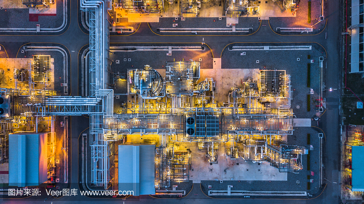 鸟瞰图油品码头是用于存储石油和石化产品的工业设施,准备运输到进一步的存储设施。