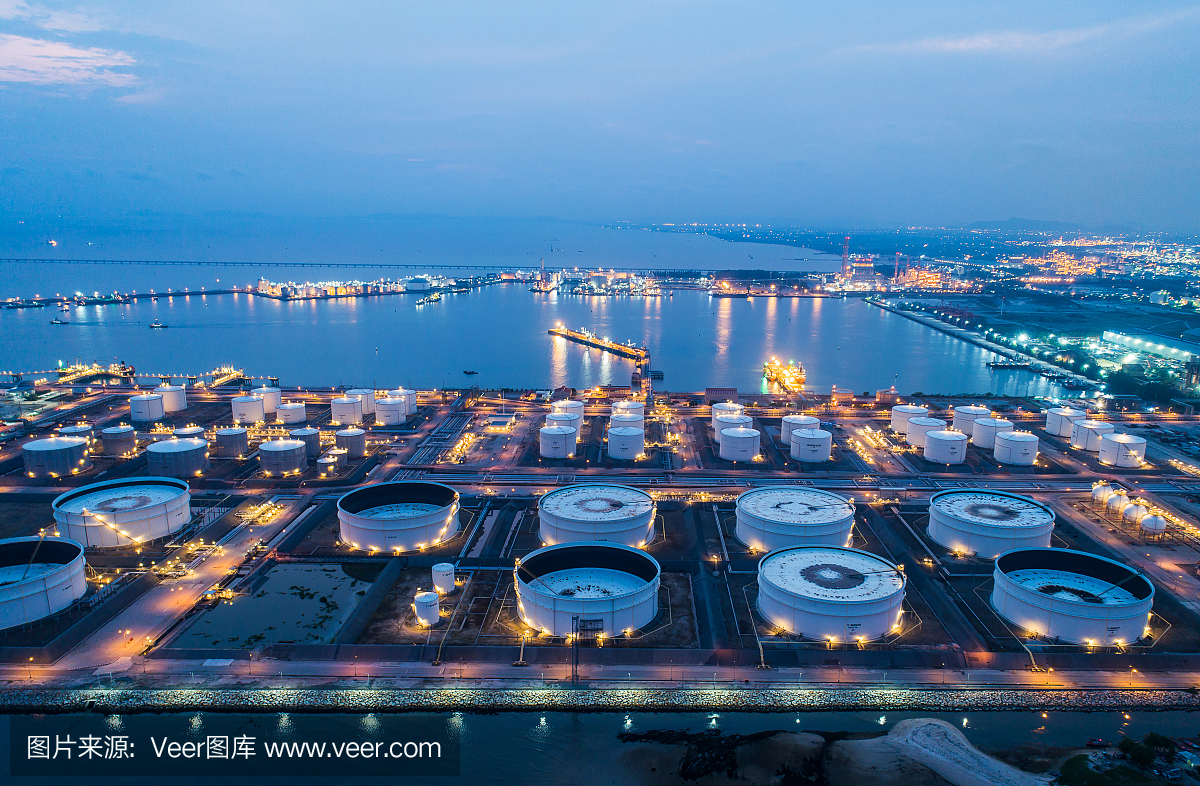 鸟瞰图或俯视图夜光油库是一种用于石油化工储存的工业设施。石油制造产品的准备运输和商业运输。