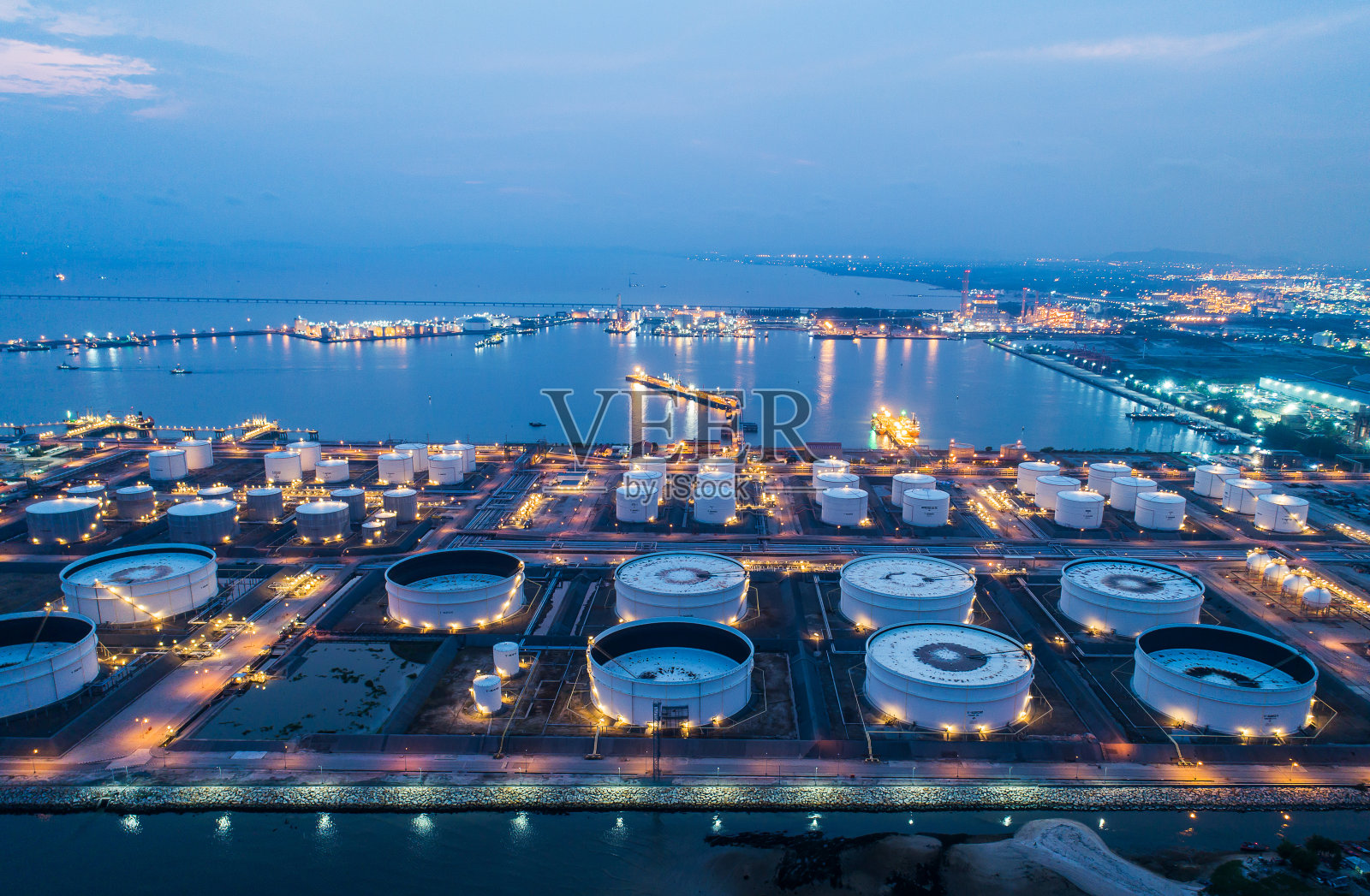 鸟瞰图或俯视图夜光油库是一种用于石油化工储存的工业设施。石油制造产品的准备运输和商业运输。照片摄影